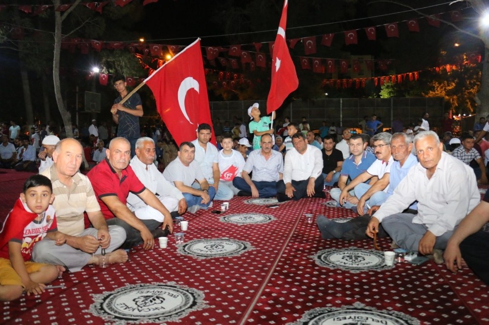 Binlerce Akçakaleli demokrasi nöbetinde