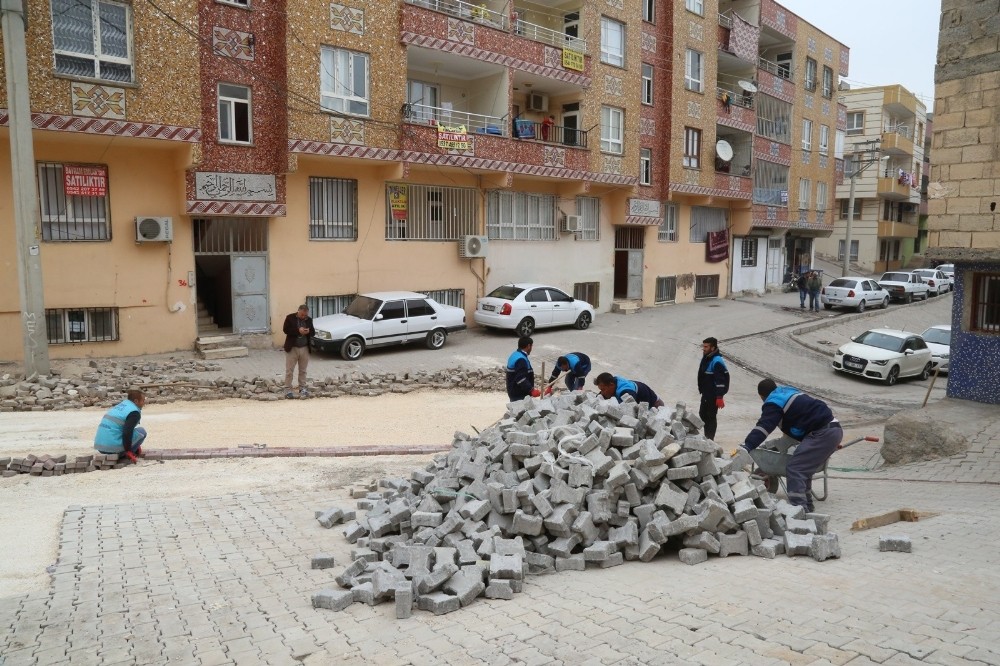 Eyyübiye Belediyesi merkez ve kırsalda yol yapımını sürdürüyor
