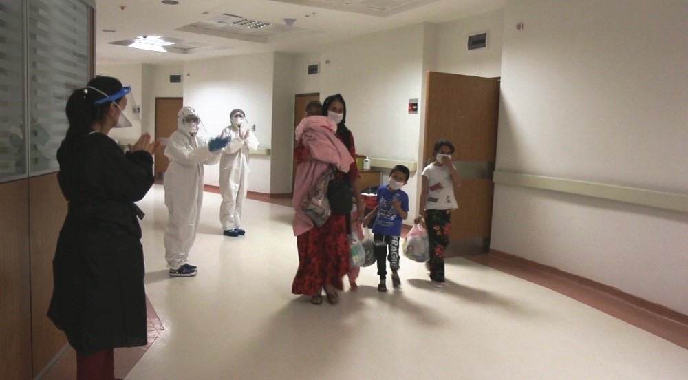 5,5 aylık bebek ve 9 yakını korona virüsü yenmeyi başardı