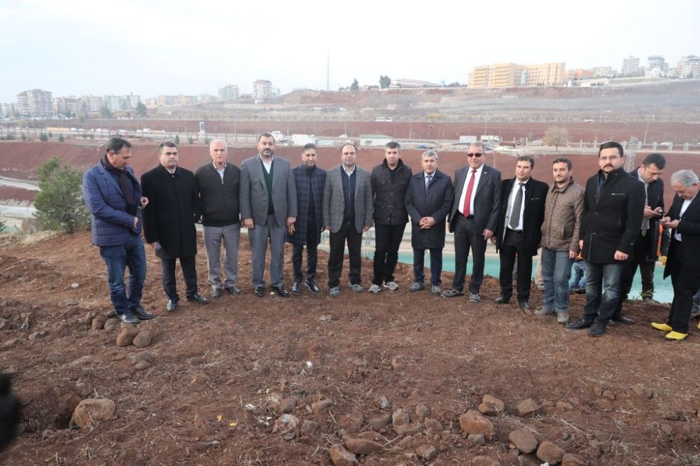 Çiftçi, meclis üyeleriyle birlikte ağaç dikti