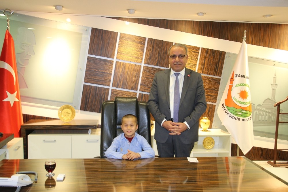 Büyükşehir koltuğunu minik başkan devraldı