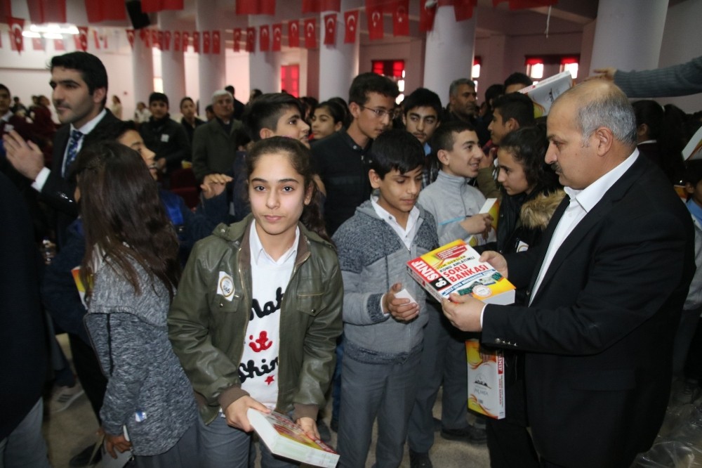 Suruç’ta öğrencilere konu anlatımlı kitap dağıtıldı