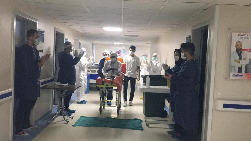 105 yaşında korna virüs yendi, alkışlarla taburcu edildi