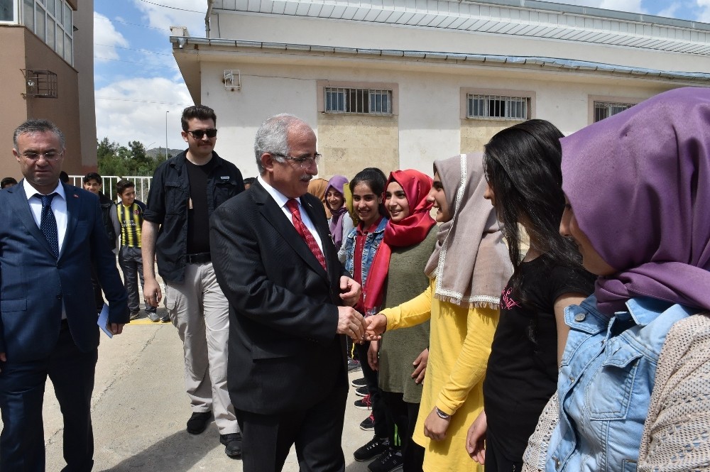 Vali Tuna öğrencilerle bir araya geldi