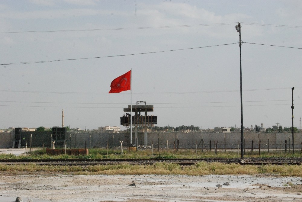 Sınırda güvenlik kuleleri yükseliyor