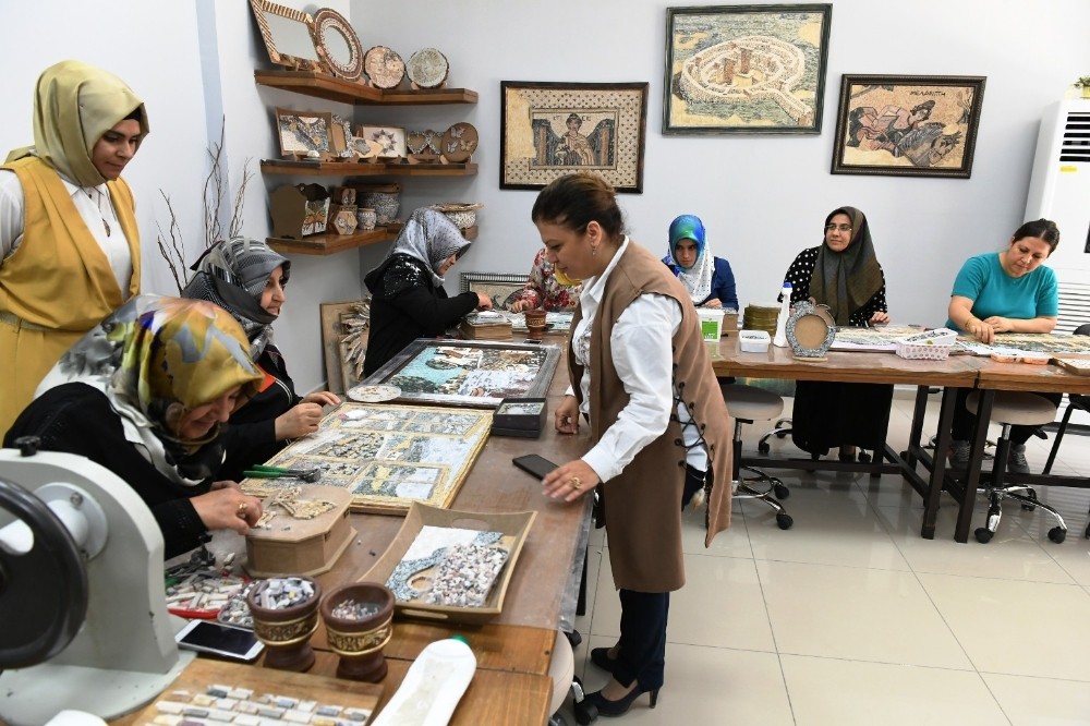 Mozaikler kadınların ellerinde şekil alıyor