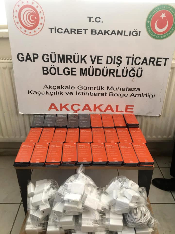 Gümrükte 100 adet kaçak cep telefonu ele geçirildi