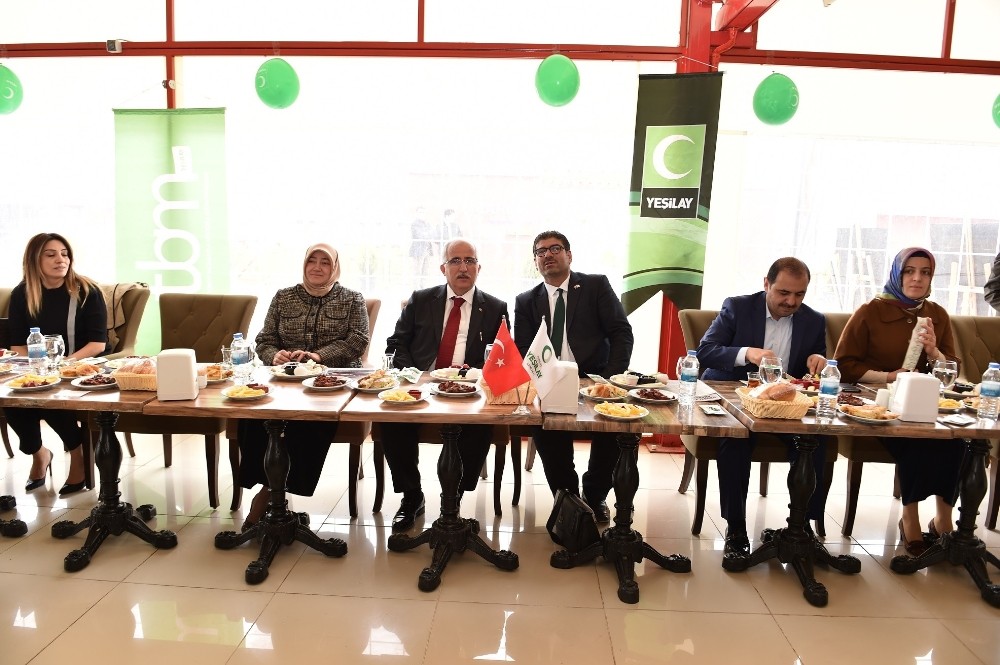 Vali Tuna Yeşilay üyeleriyle bir araya geldi