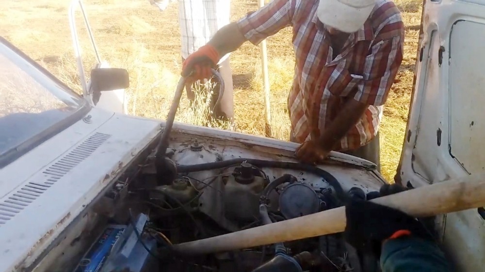 (Özel Haber) Otomobiline 2 metrelik yılan girdi