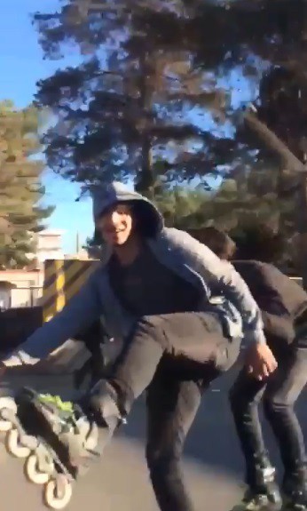 Seyir halindeki motosiklete tutunan patenli 2 gencin tehlikeli yolculuğu