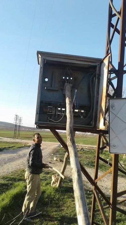 Şalterler atmasın diye kalaslarla sabitlediler