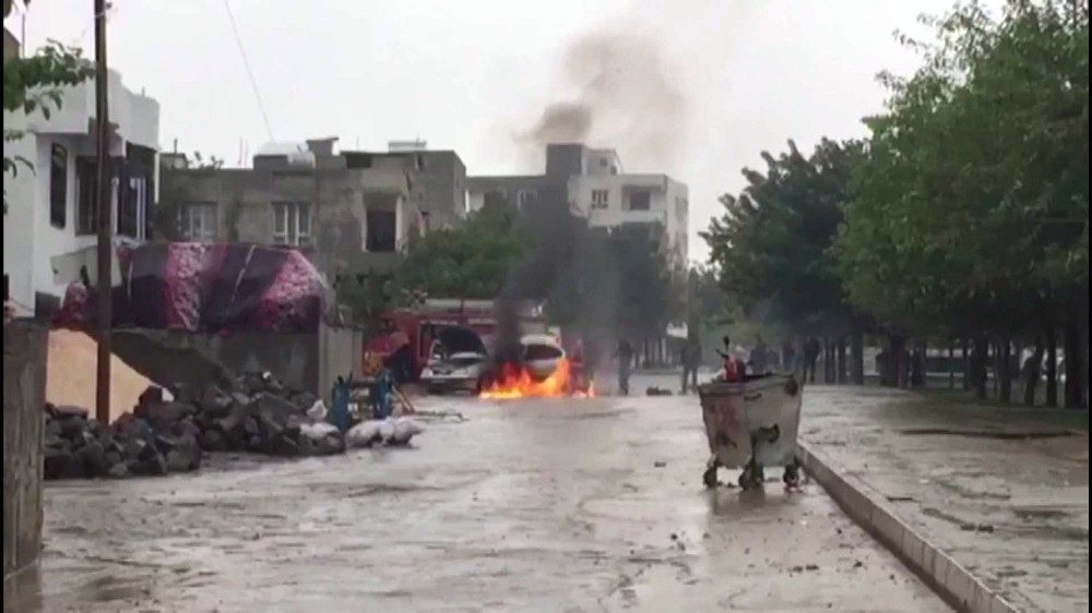 Siverek’te park halindeki otomobil alev topuna döndü