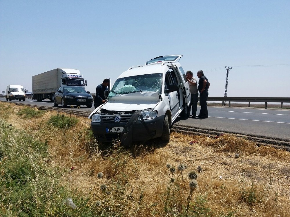 Biçerdöver ticari araca çarptı