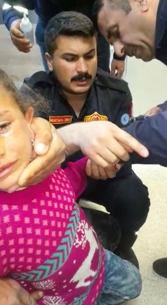 Çocuğun parmağına sıkışan demir halka itfaiye tarafından çıkartıldı