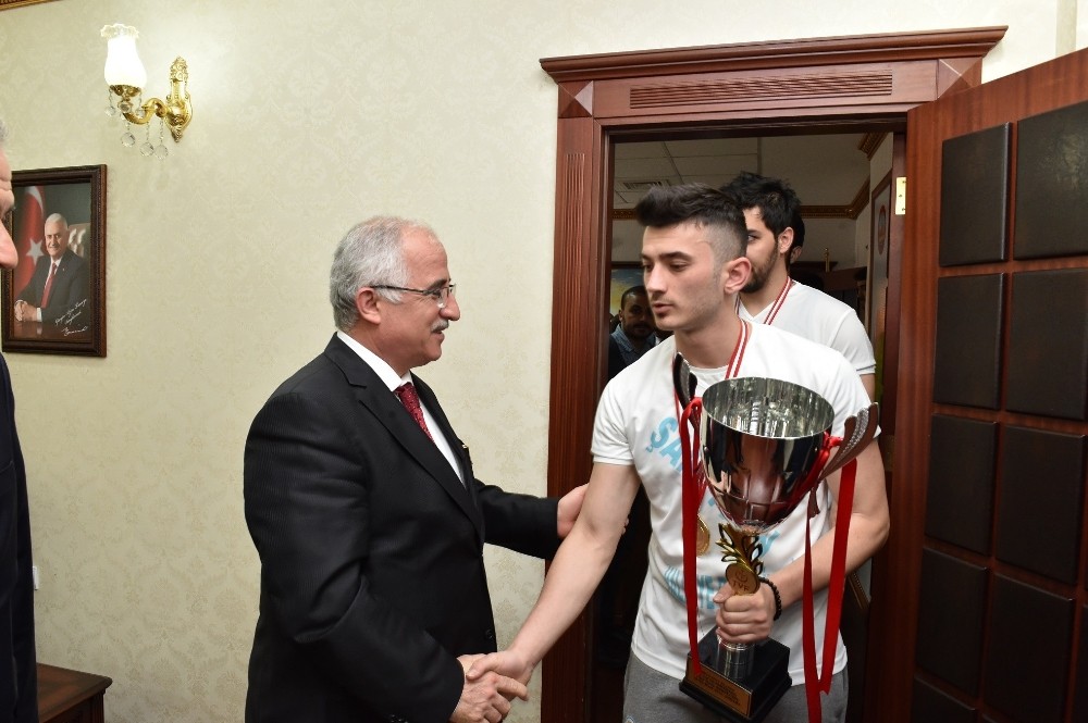 Vali Tuna şampiyon takımı kabul etti