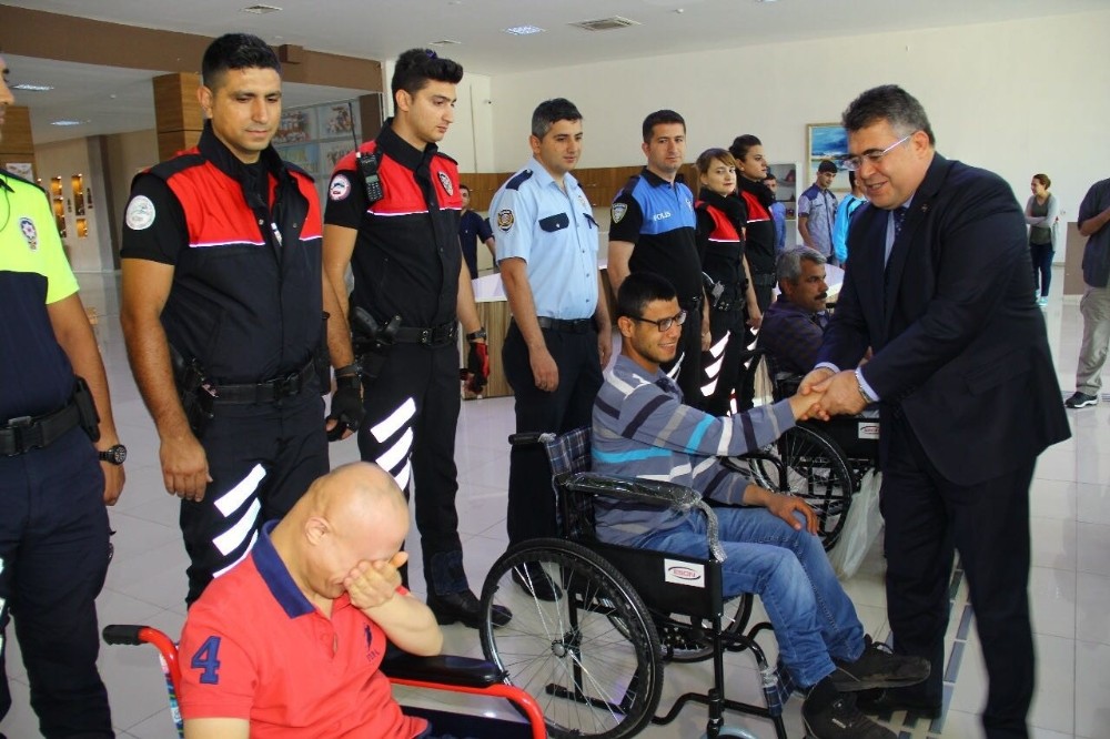 Emniyet müdürü engellilere tekerlekli sandalye hediye etti