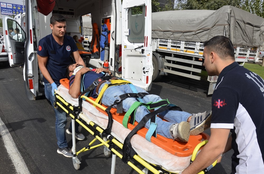 Kırmızı ışıkta zincirleme kaza: 3 yaralı