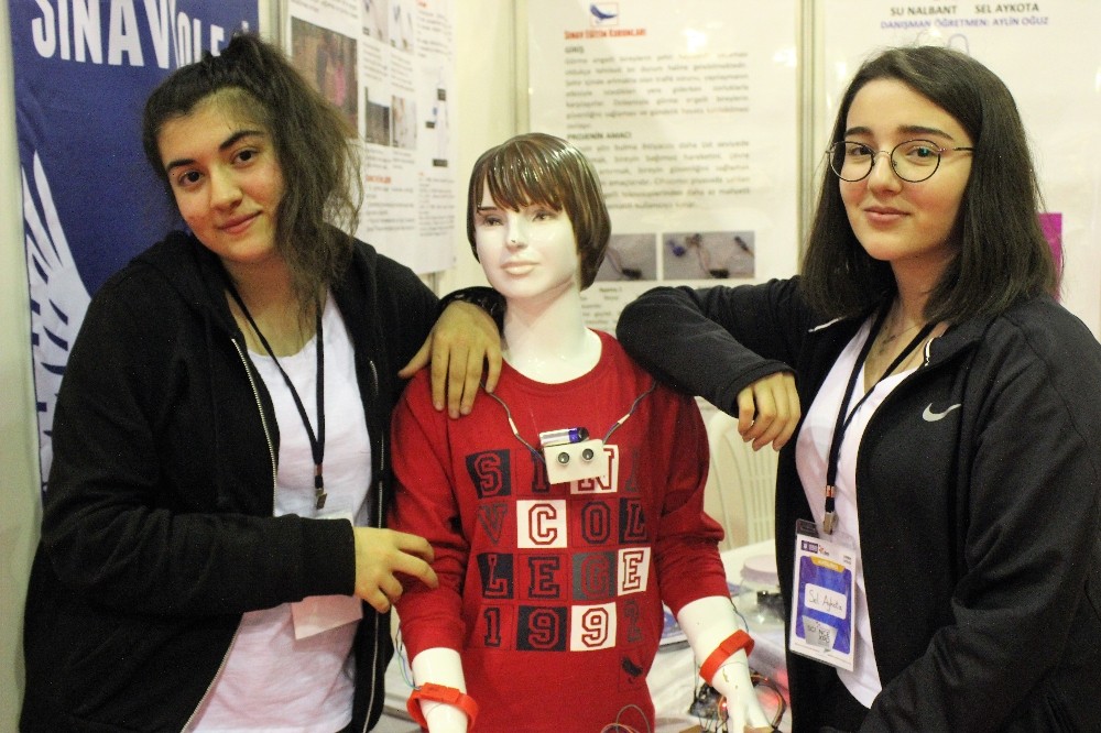 Görme engellilere yol gösteren cihaz ürettiler