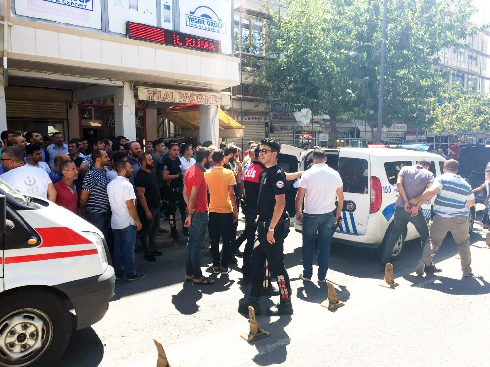 Cep telefonu kavgasında 2 kişi yaralandı