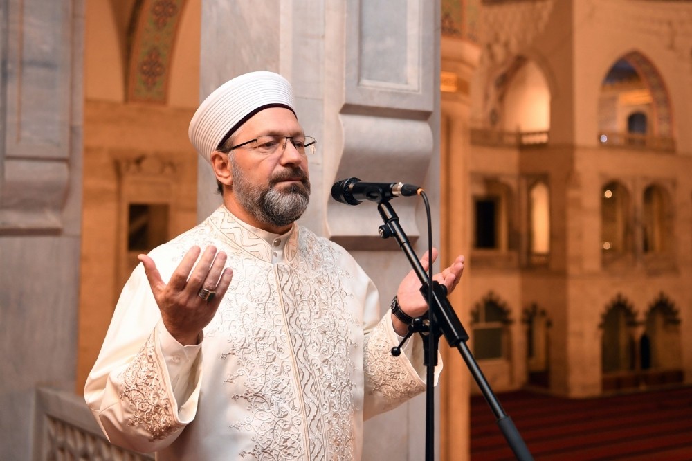 Diyanet İşleri Başkanı Erbaş, korona virüs salgınının sona ermesi için dua etti