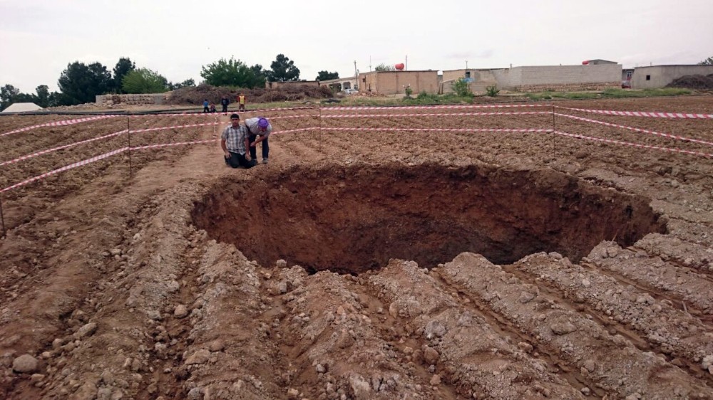 Tarlanın ortasında dev obruk oluştu