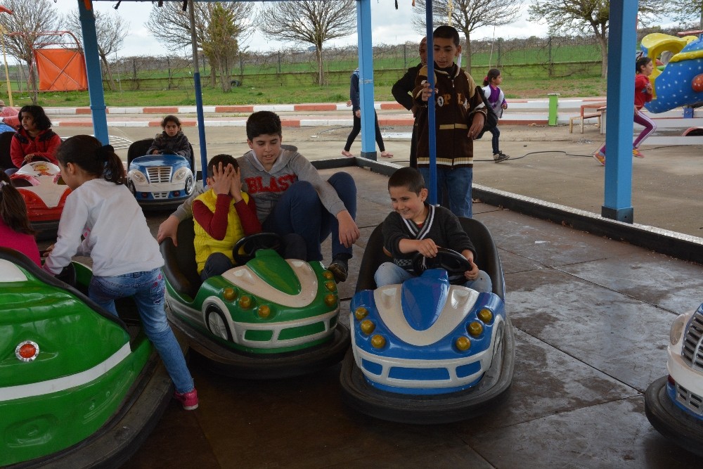 Yetim çocuklar gönüllerince eğlendi