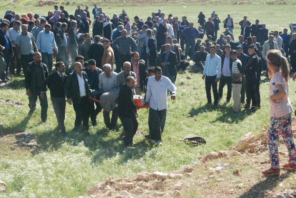 Trafik kazasında ölenlerin cenazeleri gözyaşları arasında morga taşındı