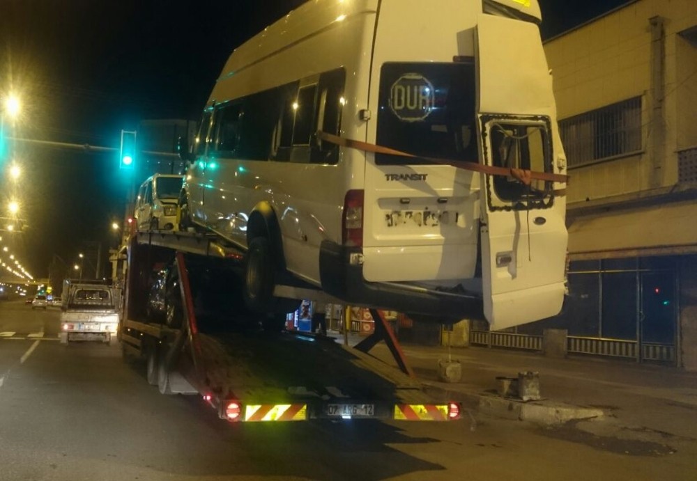 Şoför kabininin üzerinde bile araç taşıdı