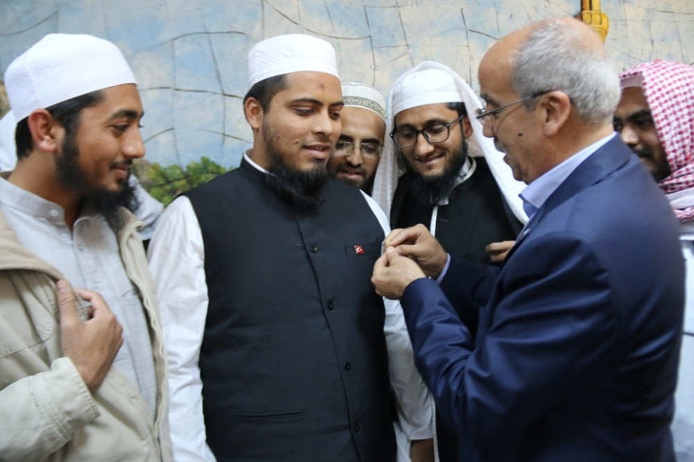 Hindistanlı akademisyenlere Türk Bayraklı rozet