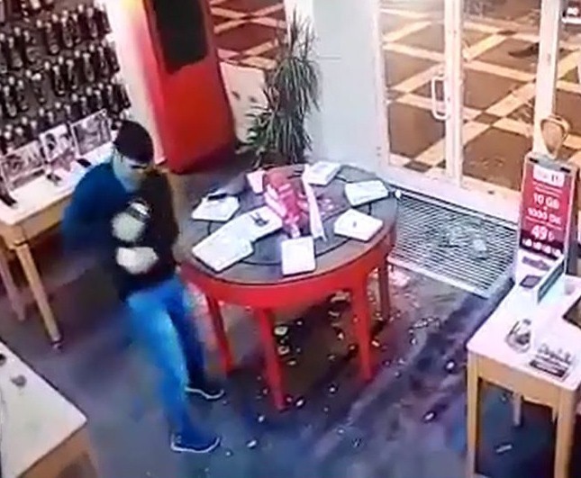 (Özel Haber) 25 saniyede 13 bin lira değerindeki telefonları alarak kaçtı