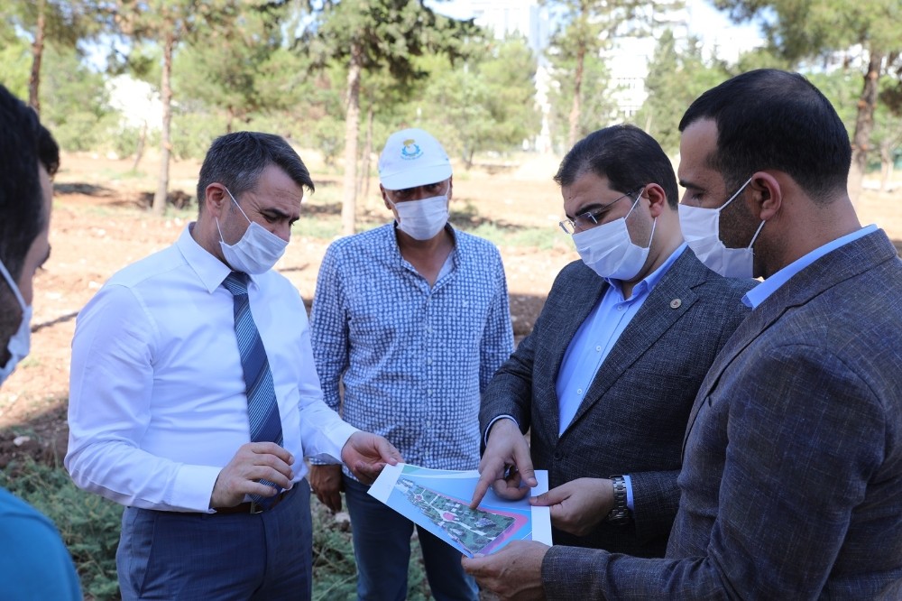 Vatandaşlarla bir araya gelip devam eden çalışmaları incelediler