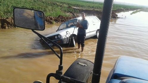 Asfalt yolda suya gömüldü