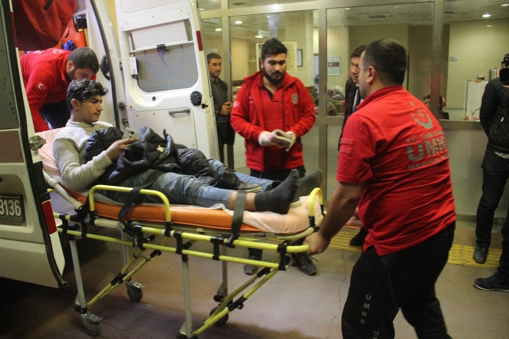 Motosikletten düşen genç yaralandı