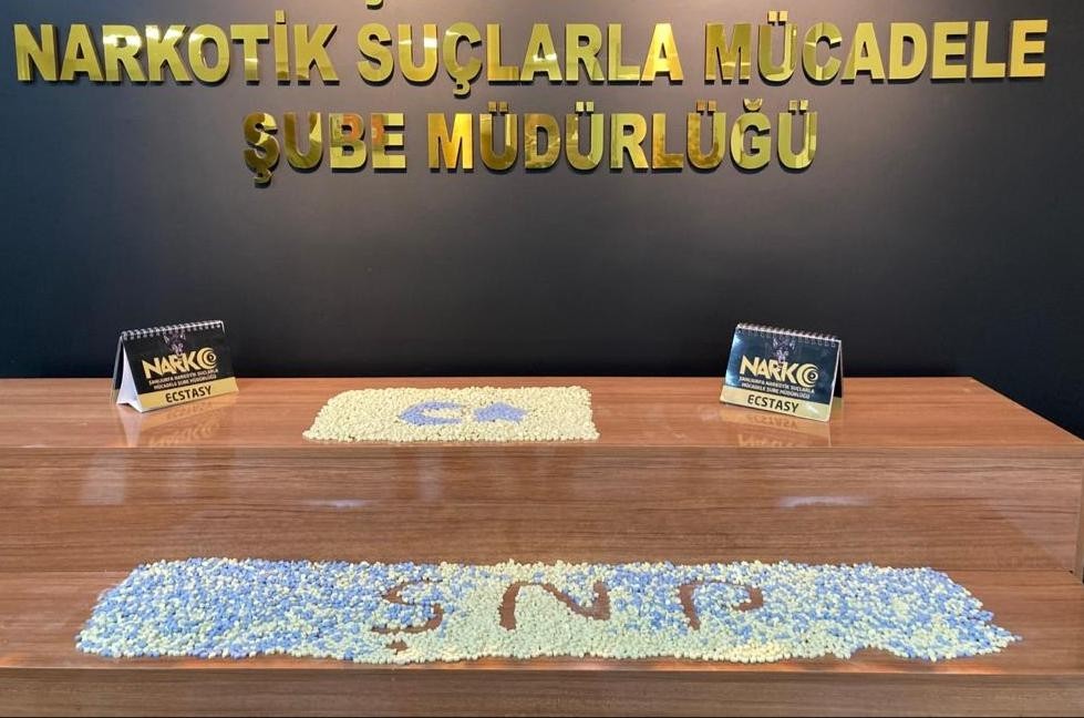 Yolcunun çantasından ve durdurulan araçtan uyuşturucu çıktı