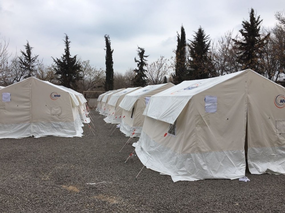Deprem sonrası barınma merkezi kuruldu