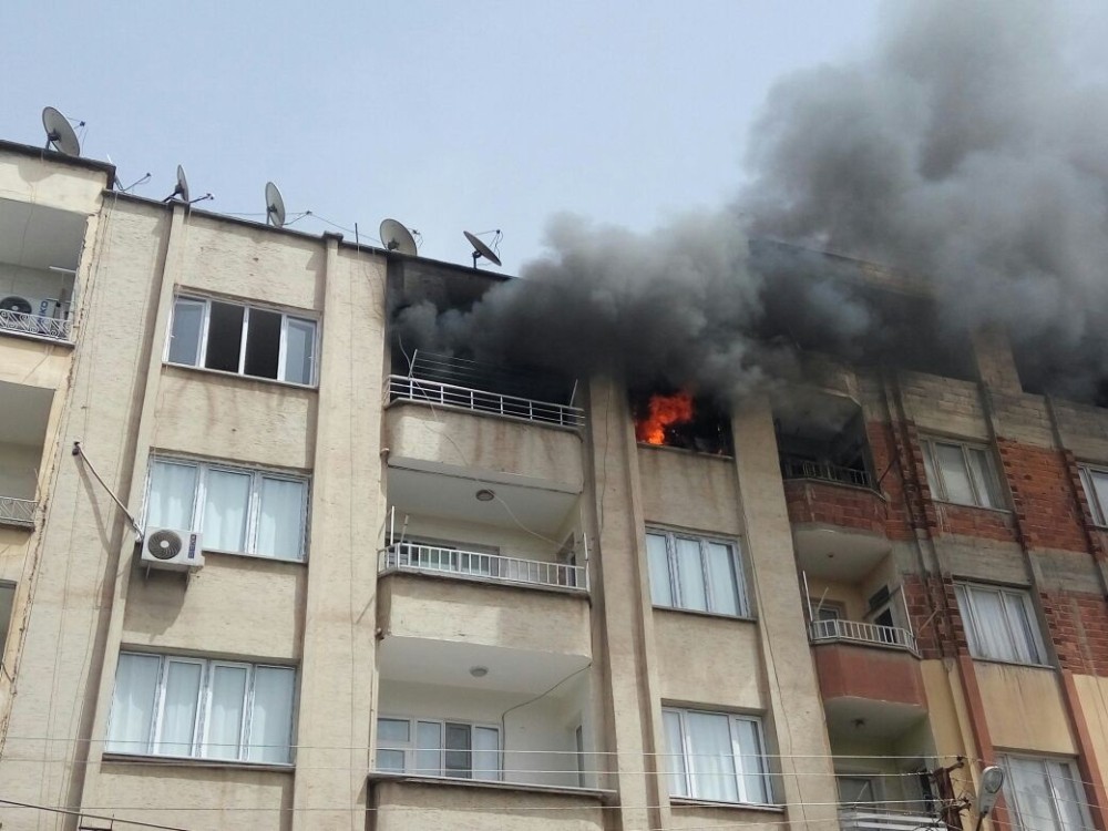 Apartmanda çıkan yangın korkuttu