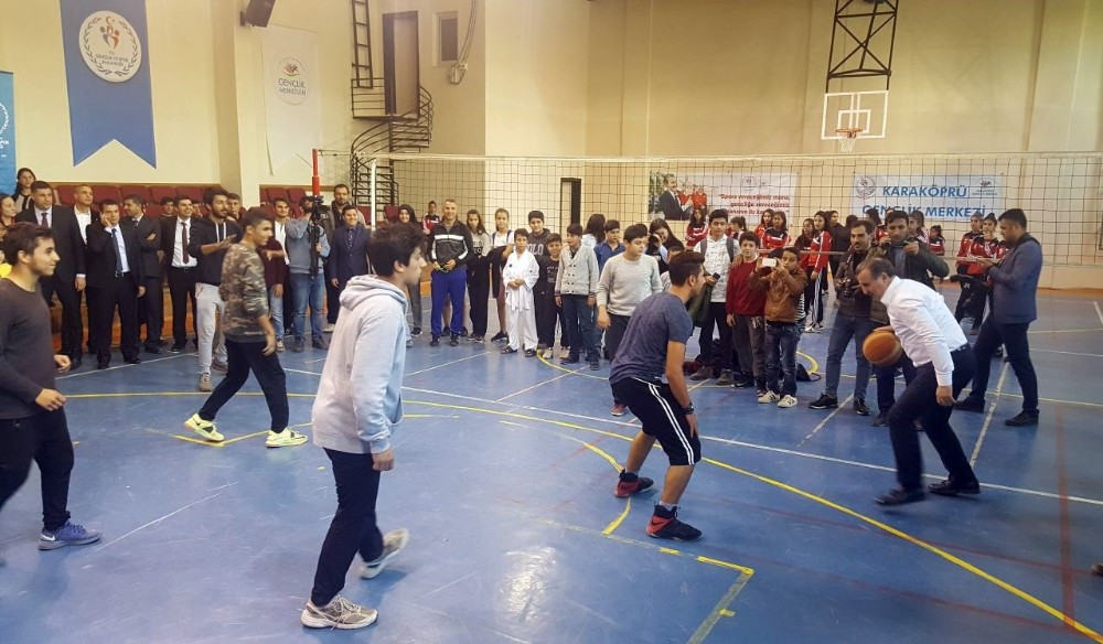 Gençlik ve Spor Bakanı Osman Aşkın Bak, potayı ıskalamadı