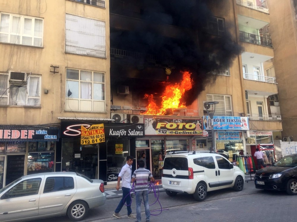 7 katlı binada çıkan yangın paniğe neden oldu