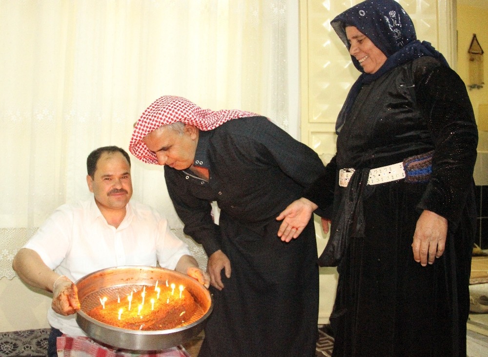 (Özel haber) Yaş pasta yerine çiğköftenin üzerindeki mumları üfleyip doğum gününü kutladı
