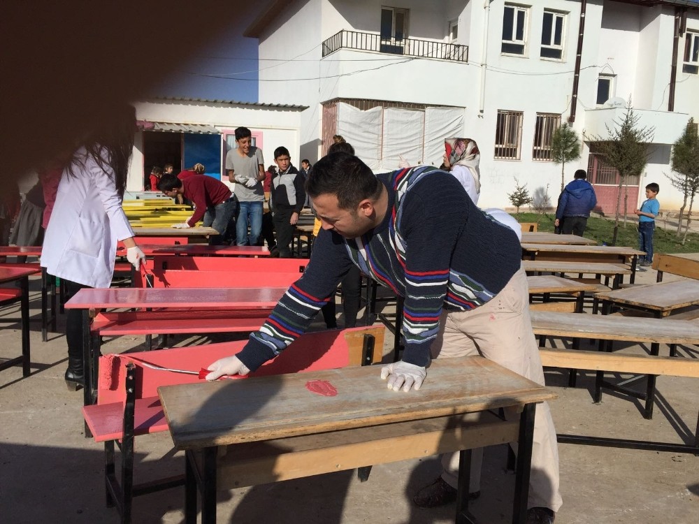 Öğretmenler ile öğrencileri, masa ve sıraları boyadı