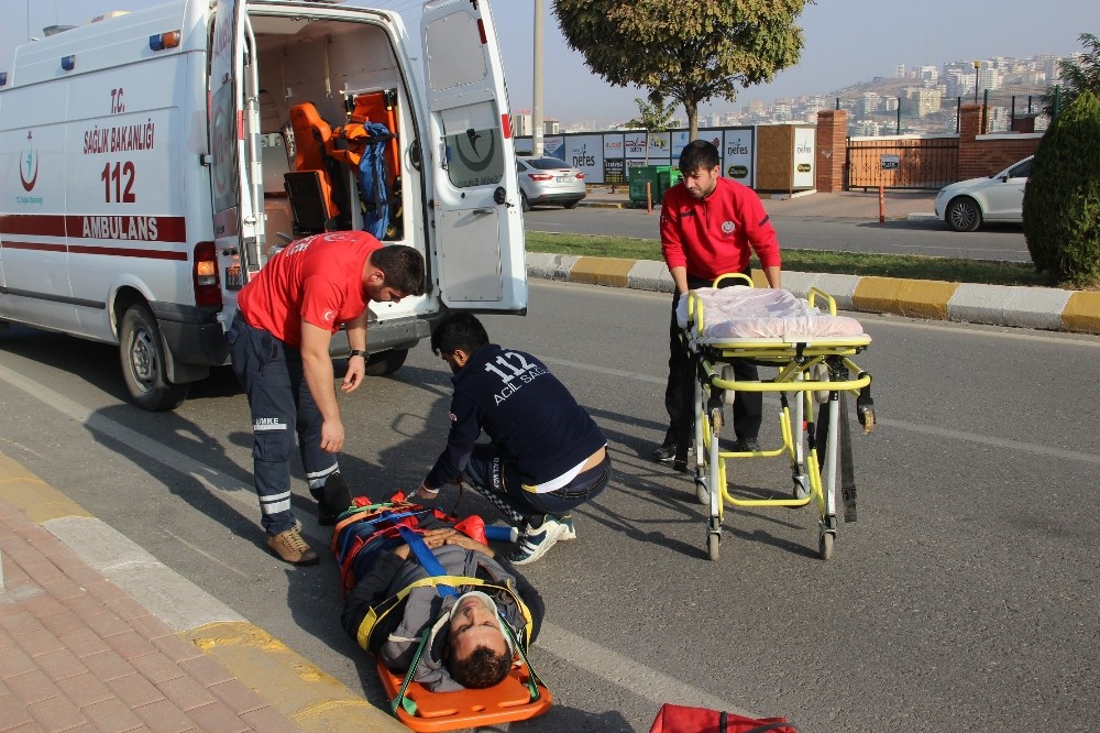 Kaldırıma çarpan motosikletin sürücüsü yaralandı