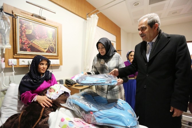 Başkan Demirkol yeni yıl bebeklerini ziyaret etti