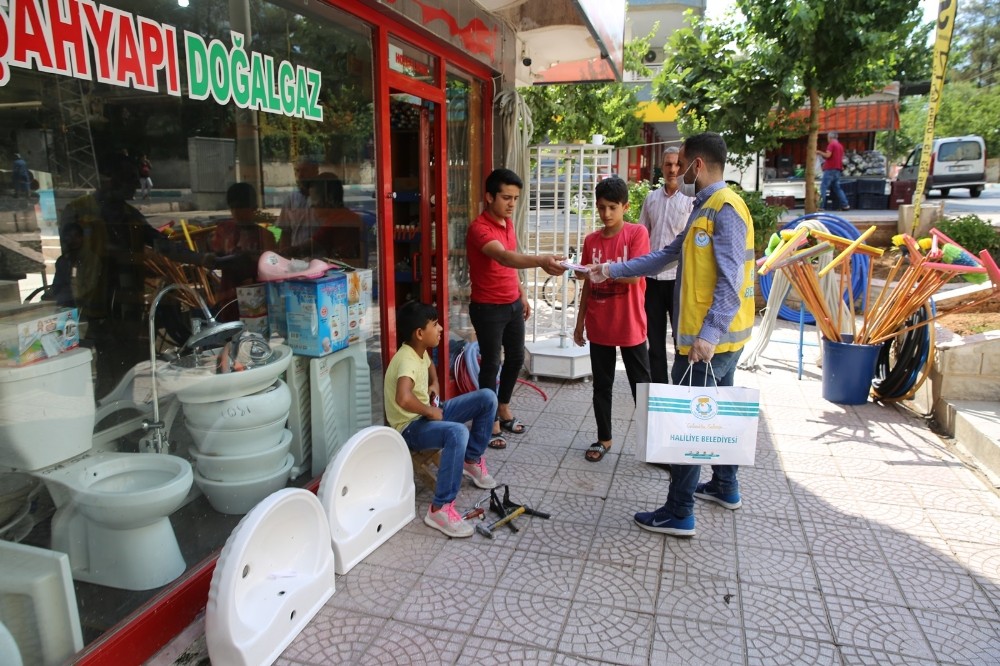 Haliliye Belediyesi vatandaşlara bayrak hediye etti