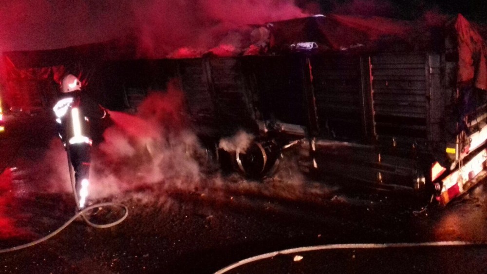 Şanlıurfa’da seyir halindeki tır alev aldı