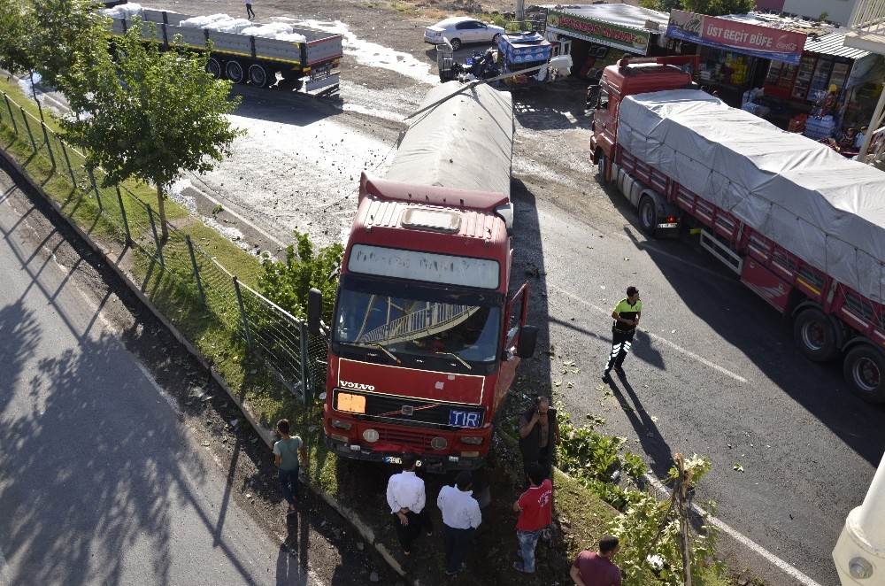 Vitesi boşalan tır karşı şeride geçti