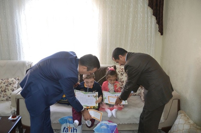 Cam kemik hastaları karnelerini evlerinde hediyelerle aldı