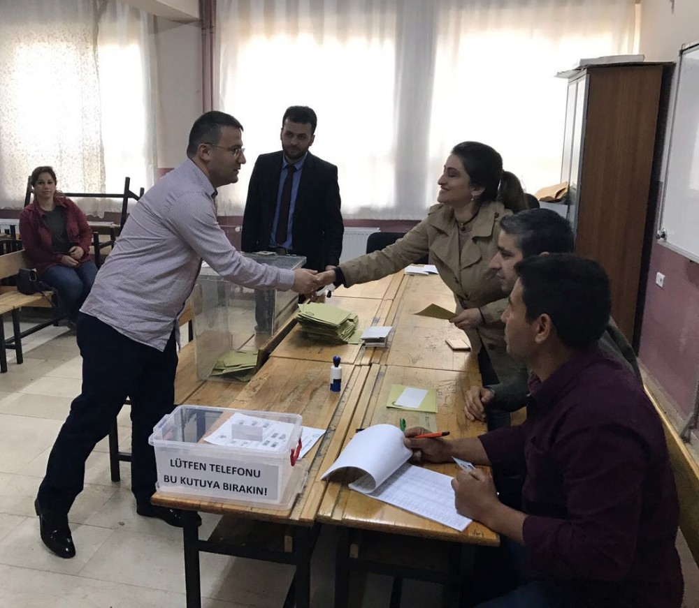 Kayyum olarak atanan kaymakam oyunu kullandı