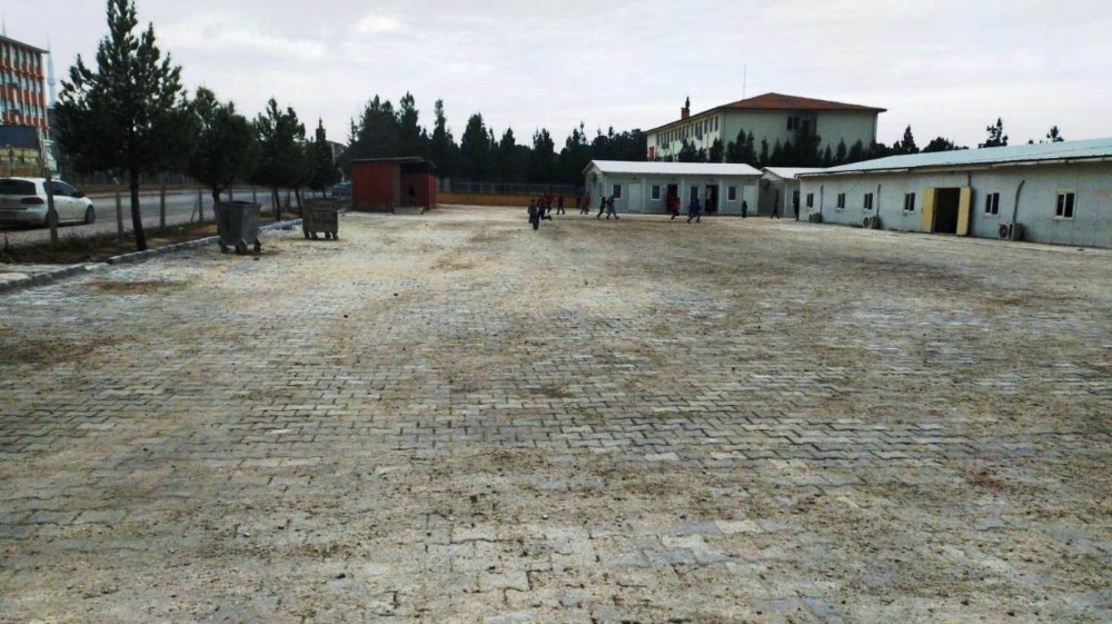 Akçakale Belediyesi okul bahçesine kilitli parke taşı döşedi