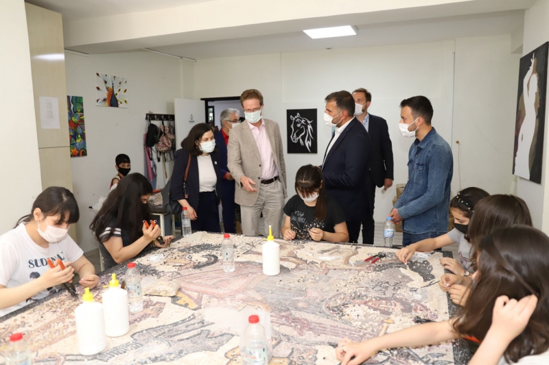 AB TÜRKİYE DELEGASYONU BAŞKANINDAN KARAKÖPRÜ’DEKİ KURSLARA ZİYARET