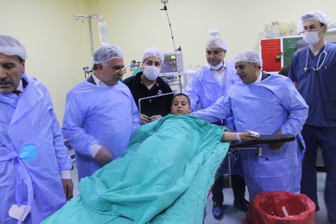 Milletvekili Akyürek, Suriyeli çocuğa kirvelik yaptı